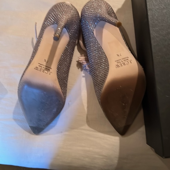 Brand New Condition! JCrew Glitter Pumps with Suede Tassel. Pale Gold. - Picture 2 of 3